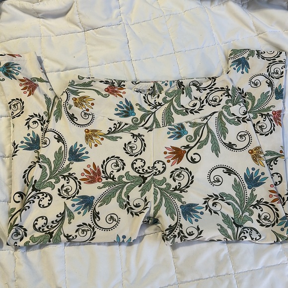 3 pair of CROPPED leggings from Charlie’s Project. Size LARGE - Picture 3 of 4